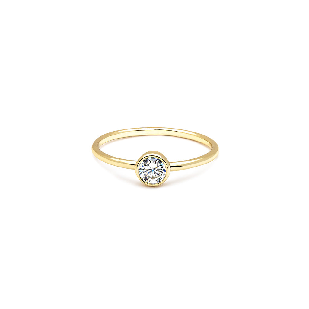 Cargar imagen en el visor de la galería, Este anillo de plata de ley bañado en oro de 18K con una circonita blanca en medio es elegante, fino, minimalista, ideal para cualquier ocasión. | Joyas Trèsminé
