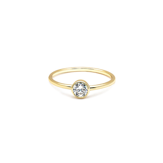 Cargar imagen en el visor de la galería, Este anillo de plata de ley bañado en oro de 18K con una circonita blanca en medio es elegante, fino, minimalista, ideal para cualquier ocasión. | Joyas Trèsminé
